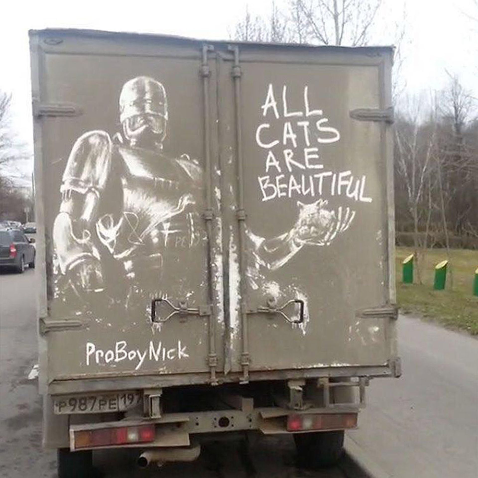 نقاشی ربات و گربه روی خودرو