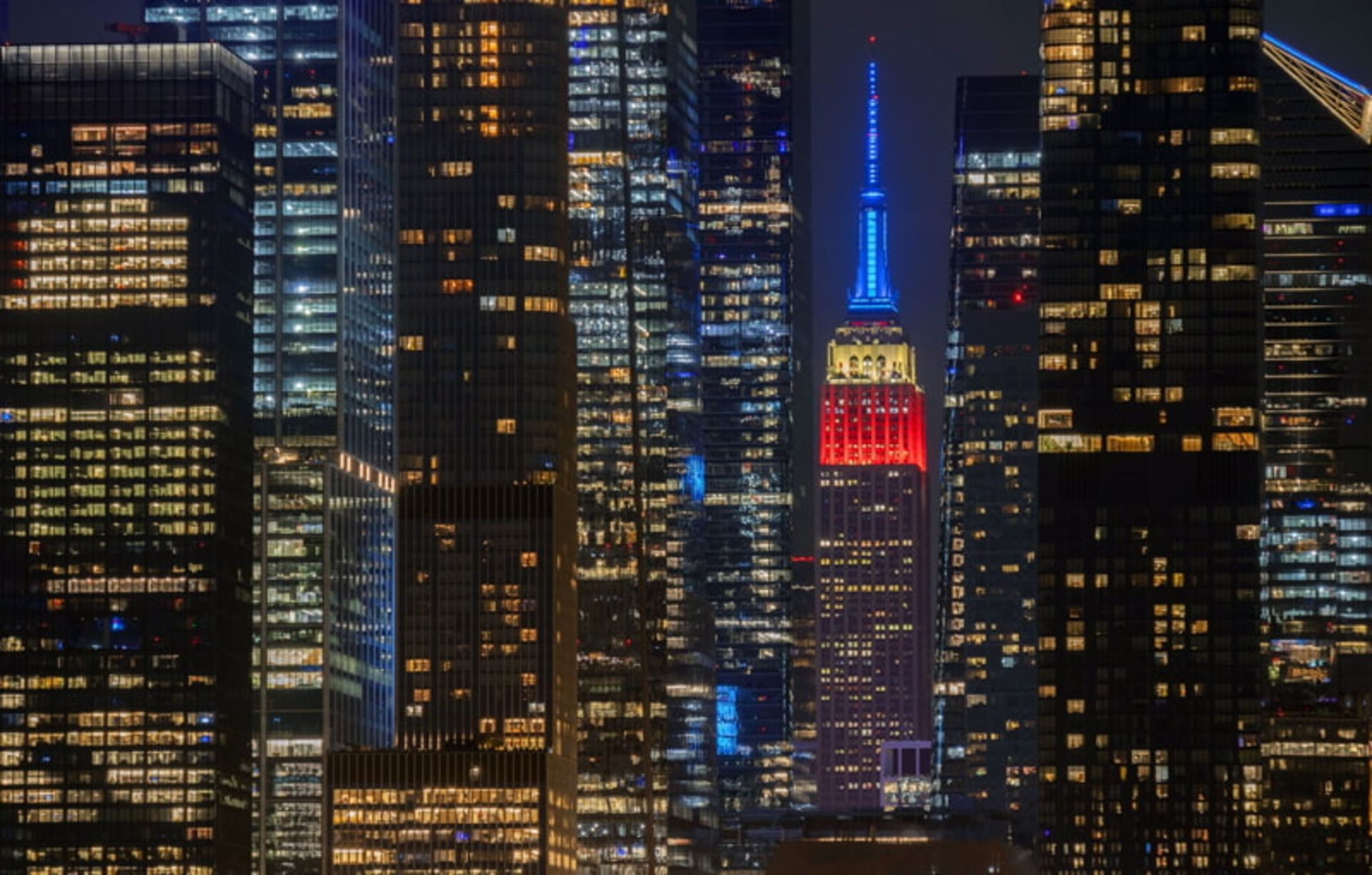 تغییر رنگ ساختمان امپایر استیت (The Empire State) در شهر نیویورک به مناسبت مرگ جیمی کارتر؛ منبع: theguardian؛ عکاس: Gary Hershorn