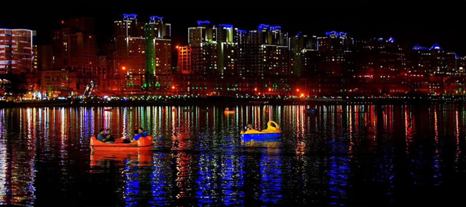 دریاچه چیتگر در شب؛ منبع عکس: bgiram.ir؛ عکاس: نامشخص