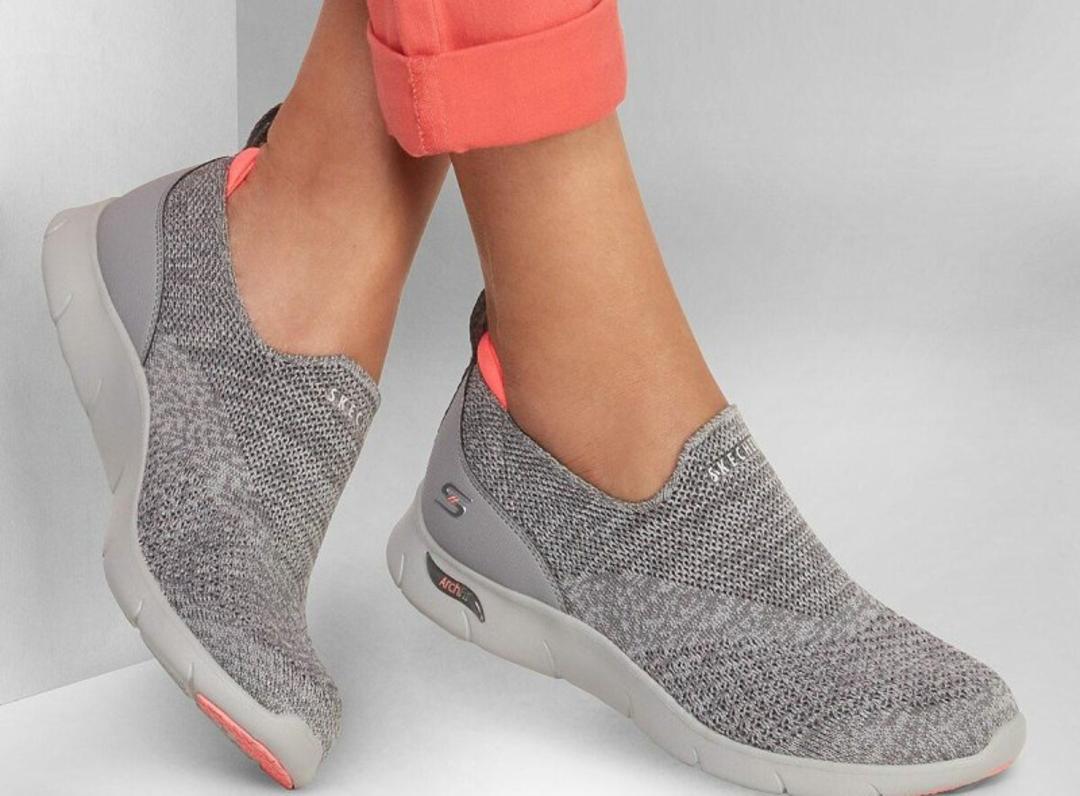 کفش پیاده روی زنانه اسکچرز. منبع: وب سایت metroshoes.com؛ عکاس: نامشخص
