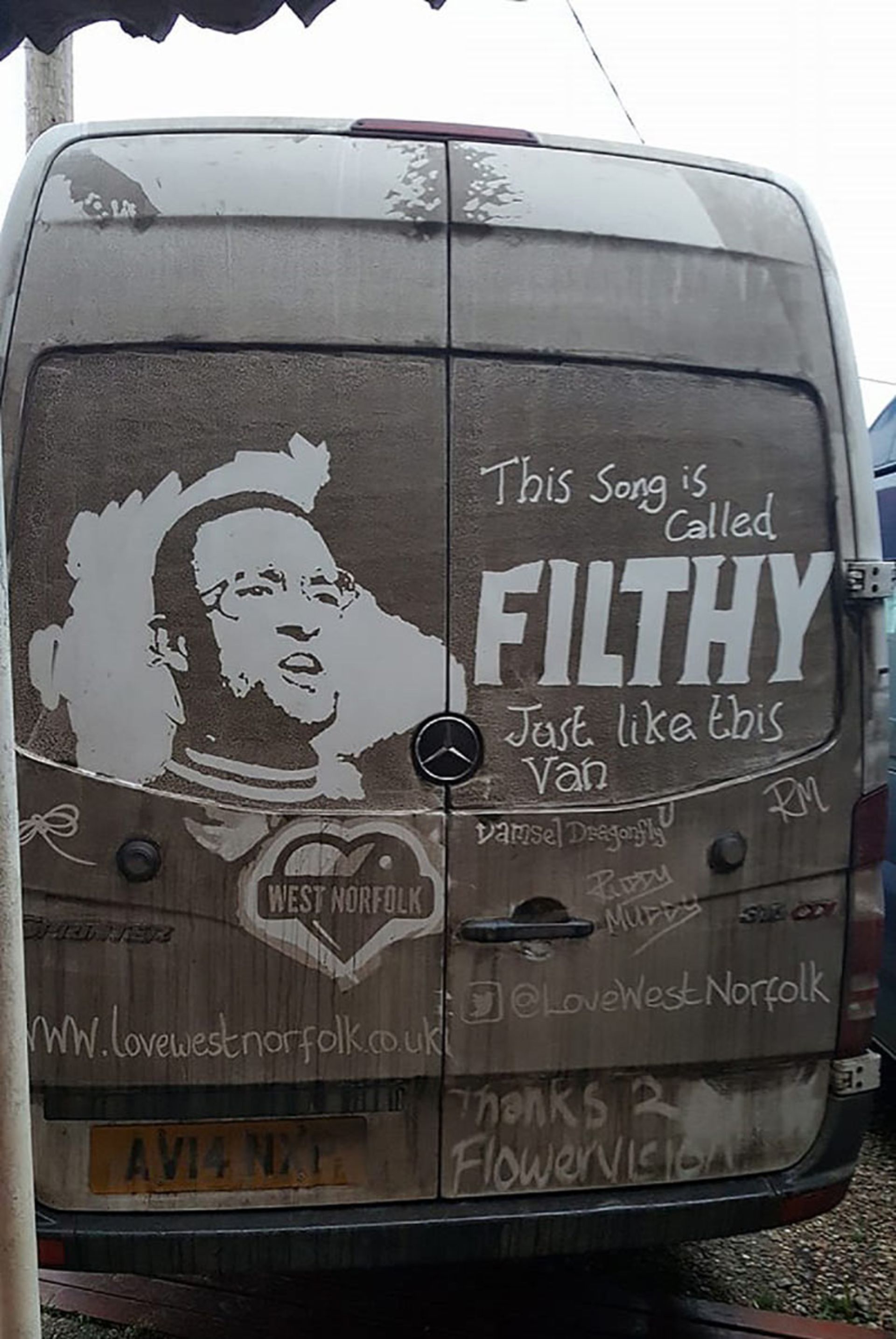 نوشتن پیغامی نمادین پشت شیشه کثیف ون