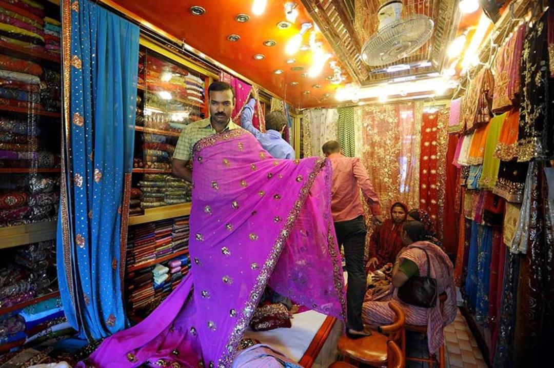 رونق فروش پارچه در بازار بنگلادش به مناسبت عید فطر؛ منبع عکس: nationalgeographic.fr؛ عکاس: Munir Uz Zaman