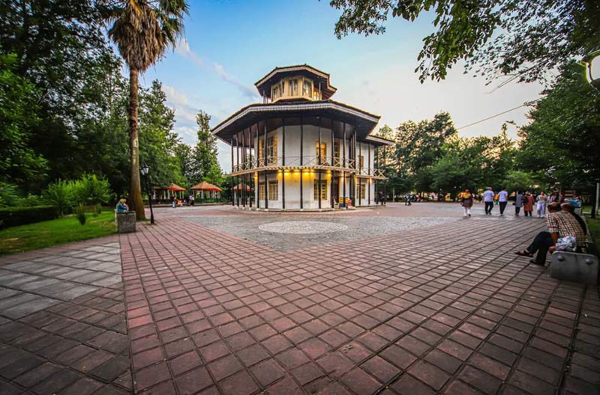 عمارت کلاه فرنگی رشت در میان باغ محتشم؛ منبع عکس: اینستاگرام (mirbagheri.ph@)؛ عکاس: سید محمدعلی میرباقری