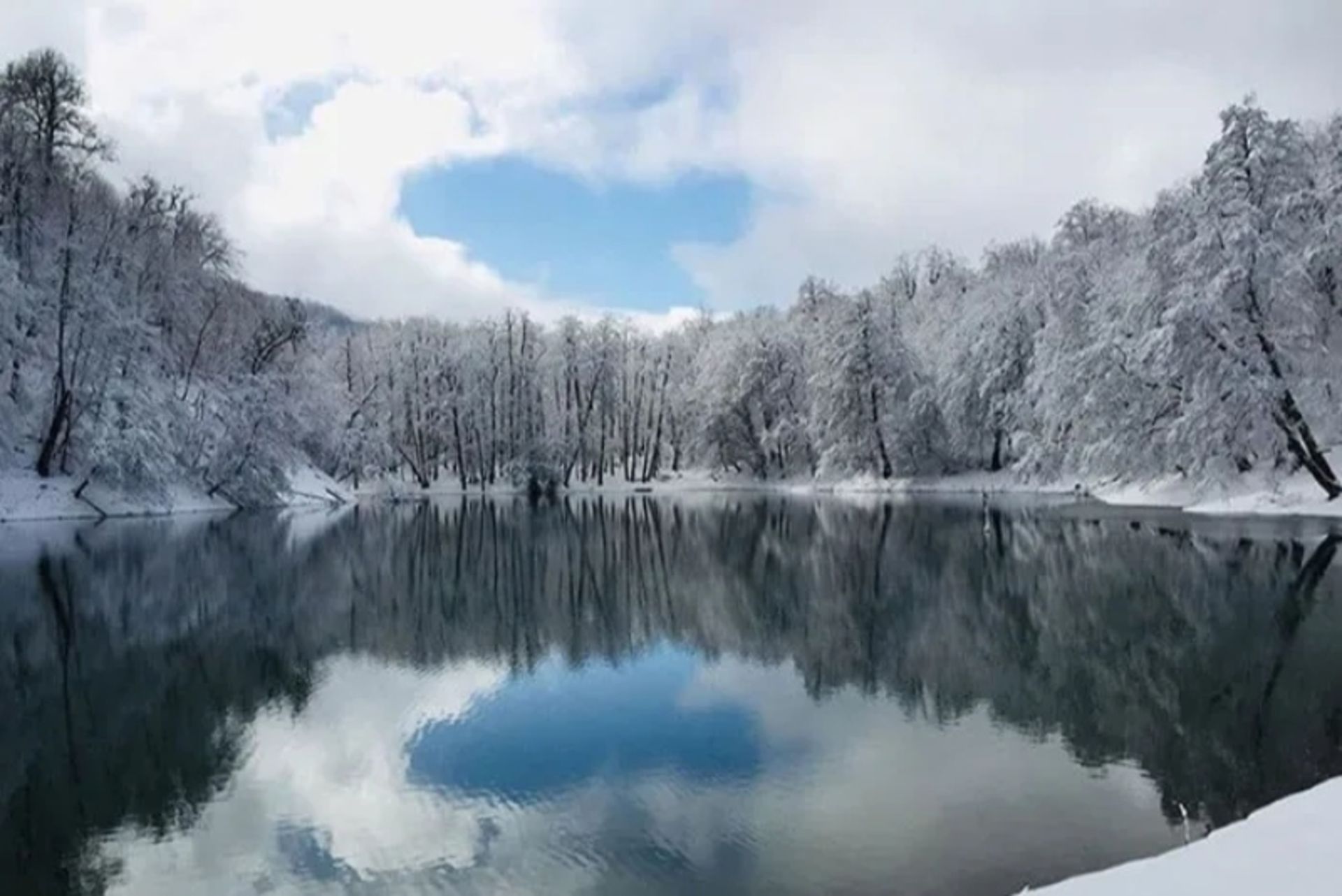 تصویر زمستانی دریاچه چورت؛ منبع عکس: سایت tmartravel.ir. عکاس: نامشخص