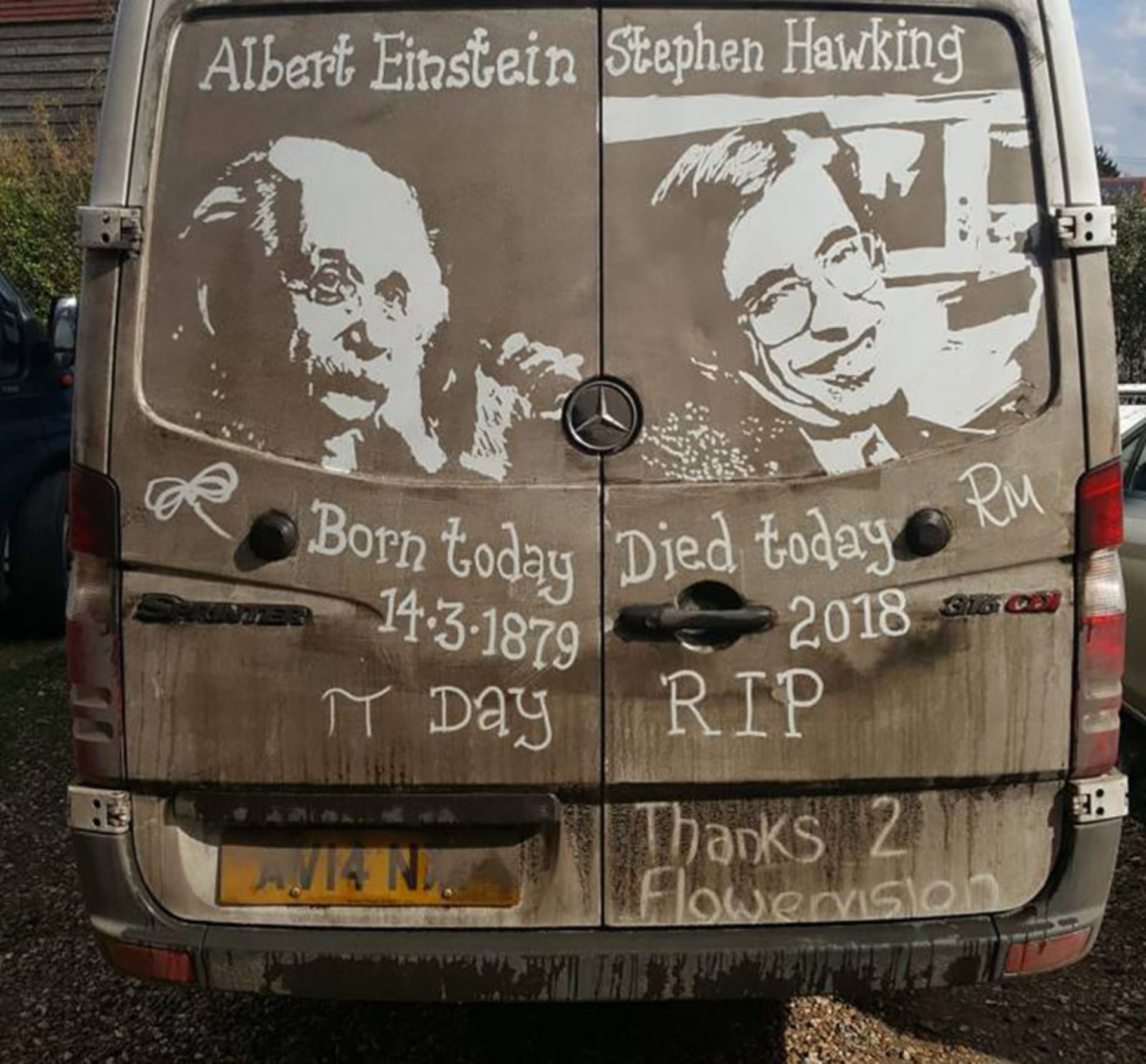 تصویر انیشتین و استیون هاوکینگ روی ون کثیف