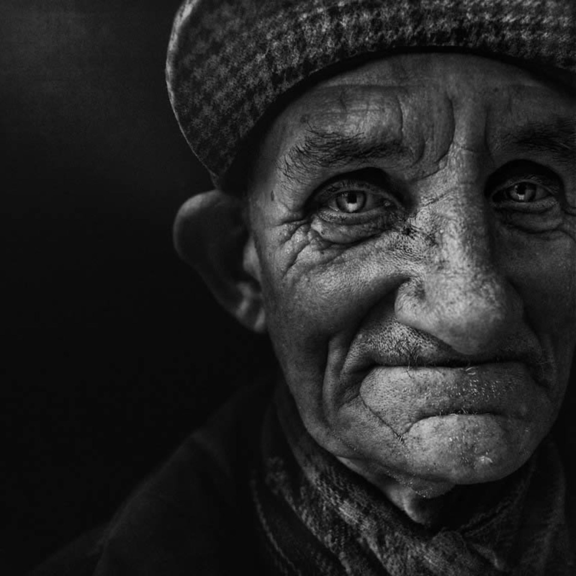 پرتره سیاه و سفید پیرمرد کلاه به سر