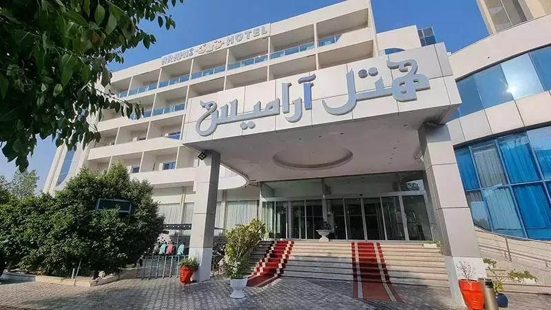 ورودی هتل آرامیس کیش؛ منبع عکس: kishtafrihat.ir؛ عکاس: نامشخص
