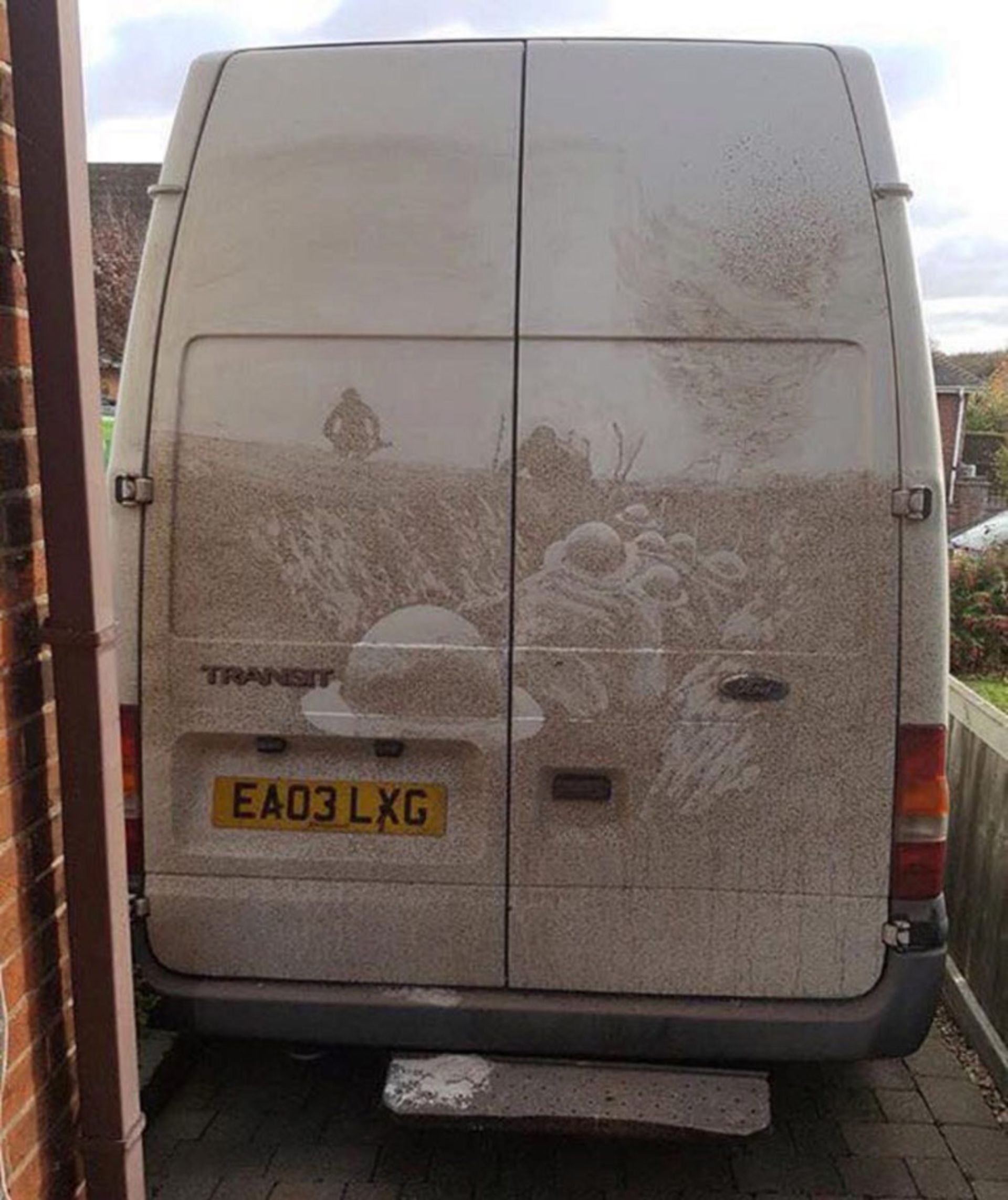 صحنه‌ ای از فیلم ۱۹۱۷ روی شیشه خاک‌ آلود ون