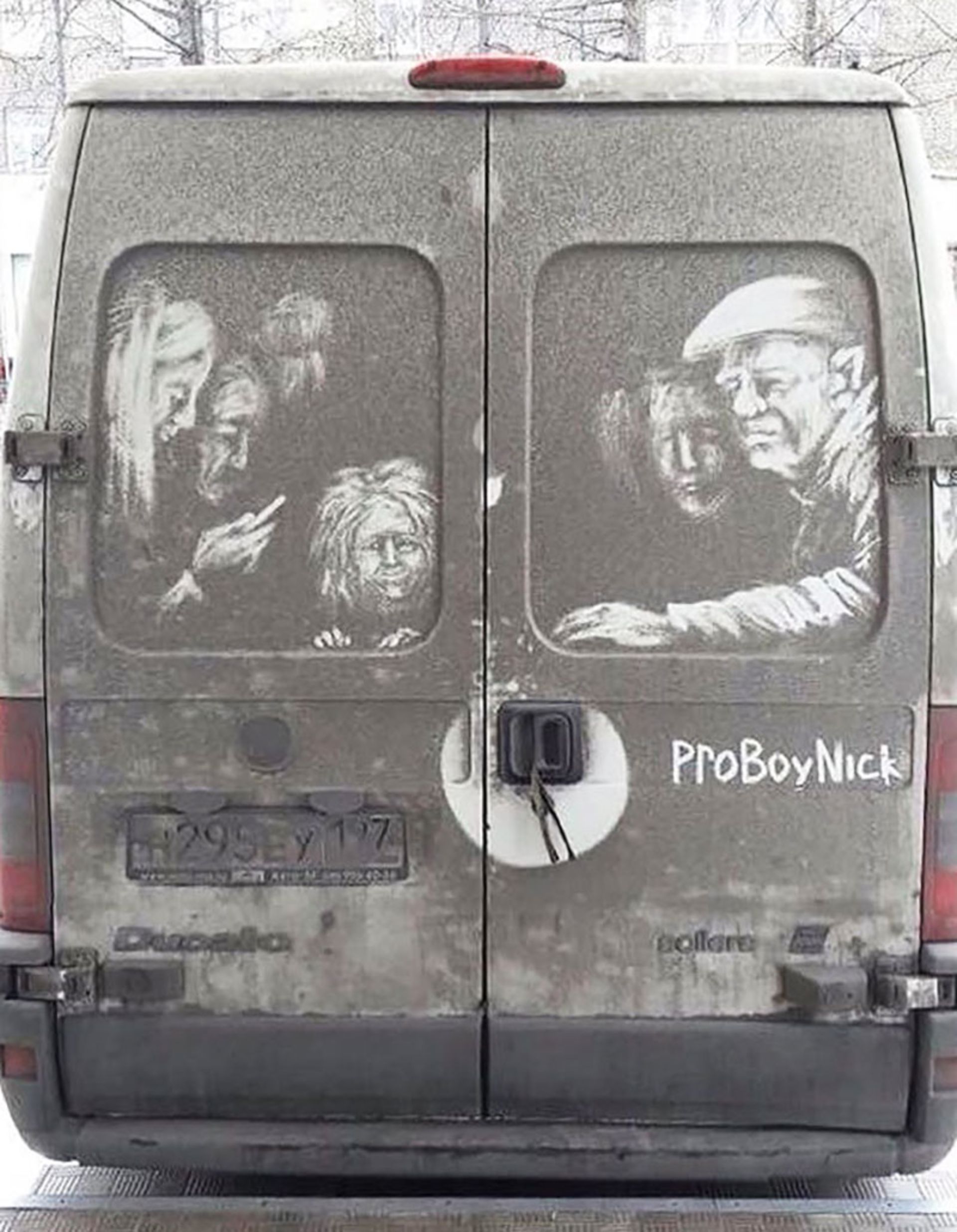 نقاشی چهره سالخوردگان پشت شیشه کثیف ون 