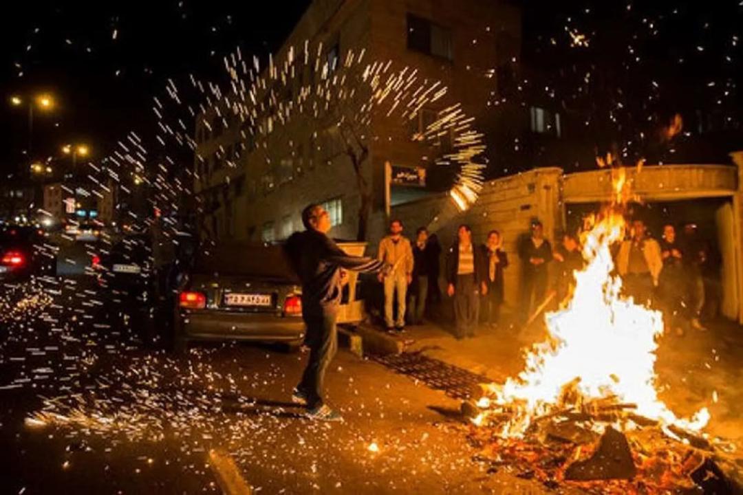 آتش بازی شب چهارشنبه سوری در کرمان؛ منبع عکس: فردای کرمان؛ عکاس: نامشخص