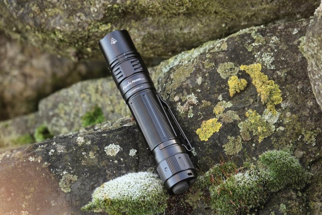 چراغ قوه در طبیعت؛ منبع عکس: سایت knivesandtools.com. عکاس: نامشخص