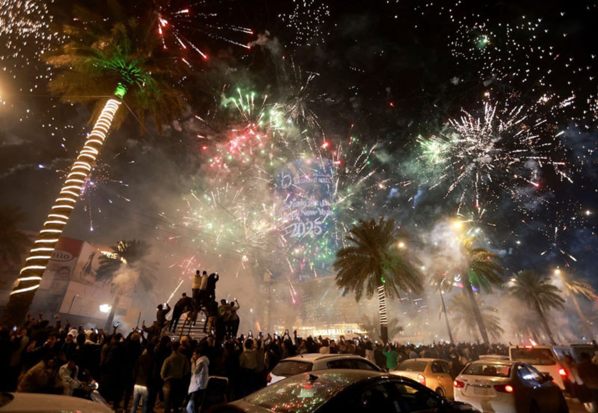آتش بازی در طول جشن سال نو در بغداد، عراق؛ منبع عکس: REUTERS؛ نام عکاس:  Ahmed Saad