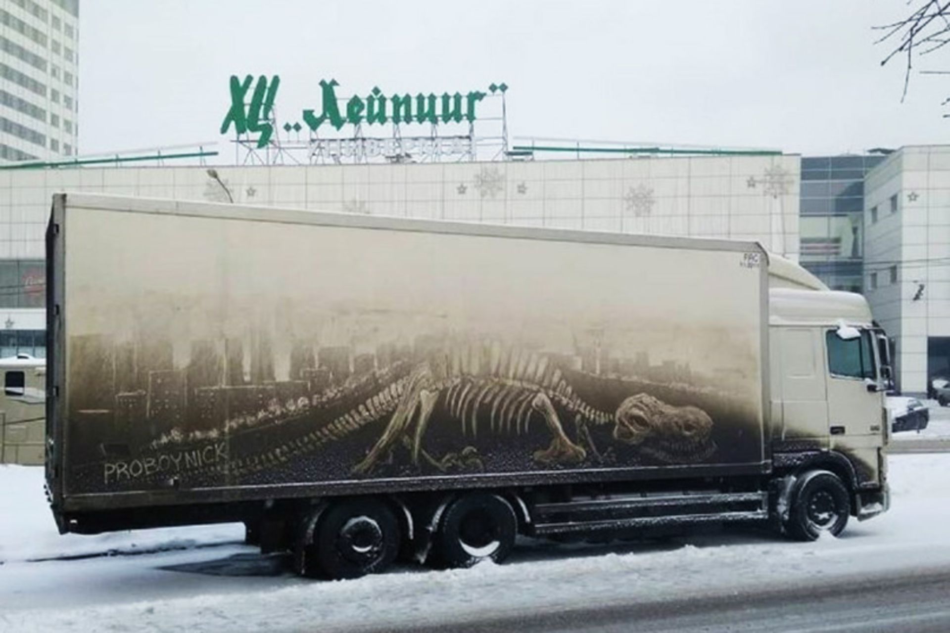 طرح دایناسور روی سطح خاک آلود خودرو