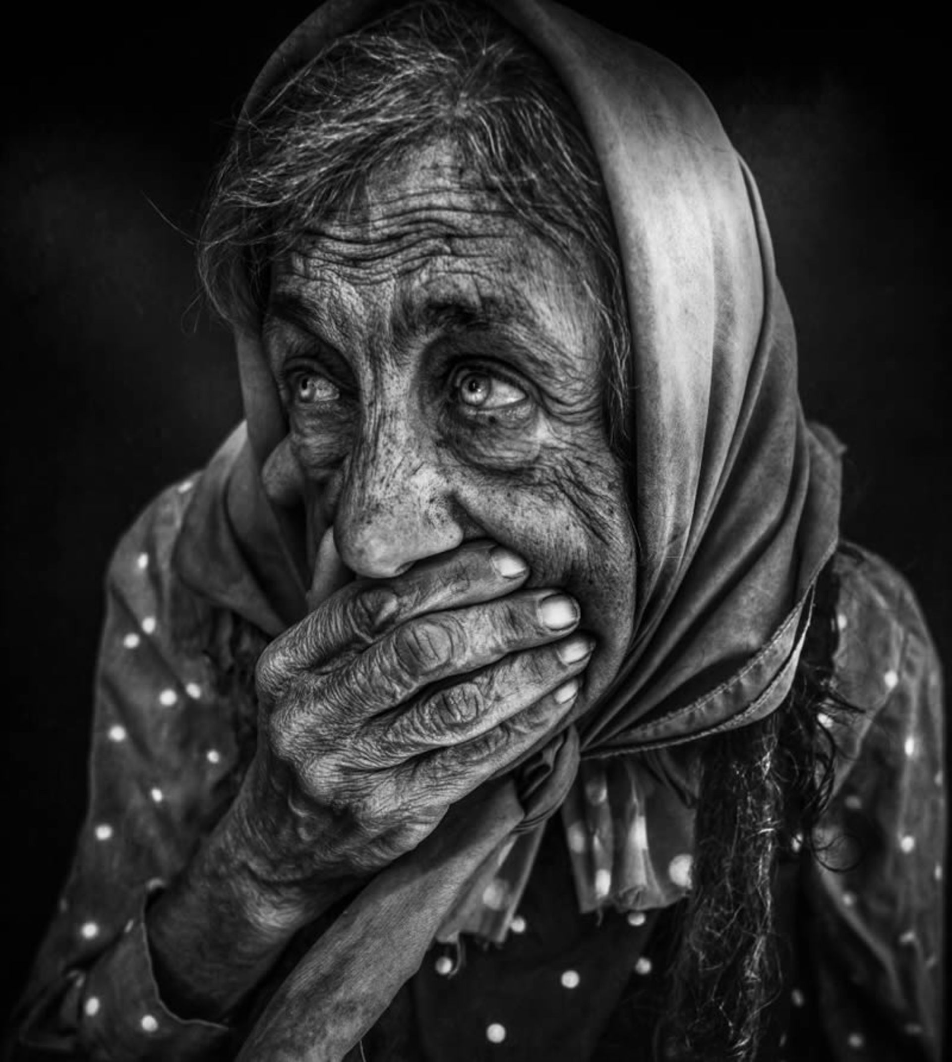 پرتره سیاه و سفید پیرزن با حجاب