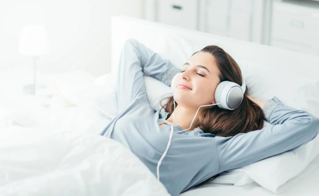 شنیدن موسیقی قبل از خواب؛ منبع عکس: سایت houstonpianocompany.com. عکاس: نامشخص
