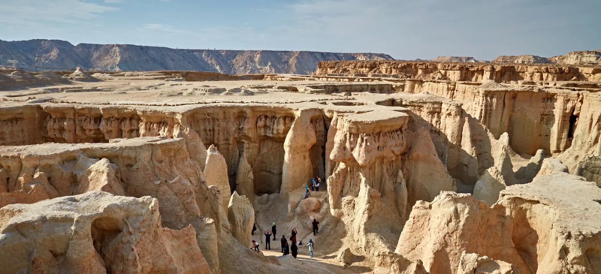 گردشگران در دره ستارگان قشم؛ منبع عکس: IranOnTour، عکاس: نامشخصص