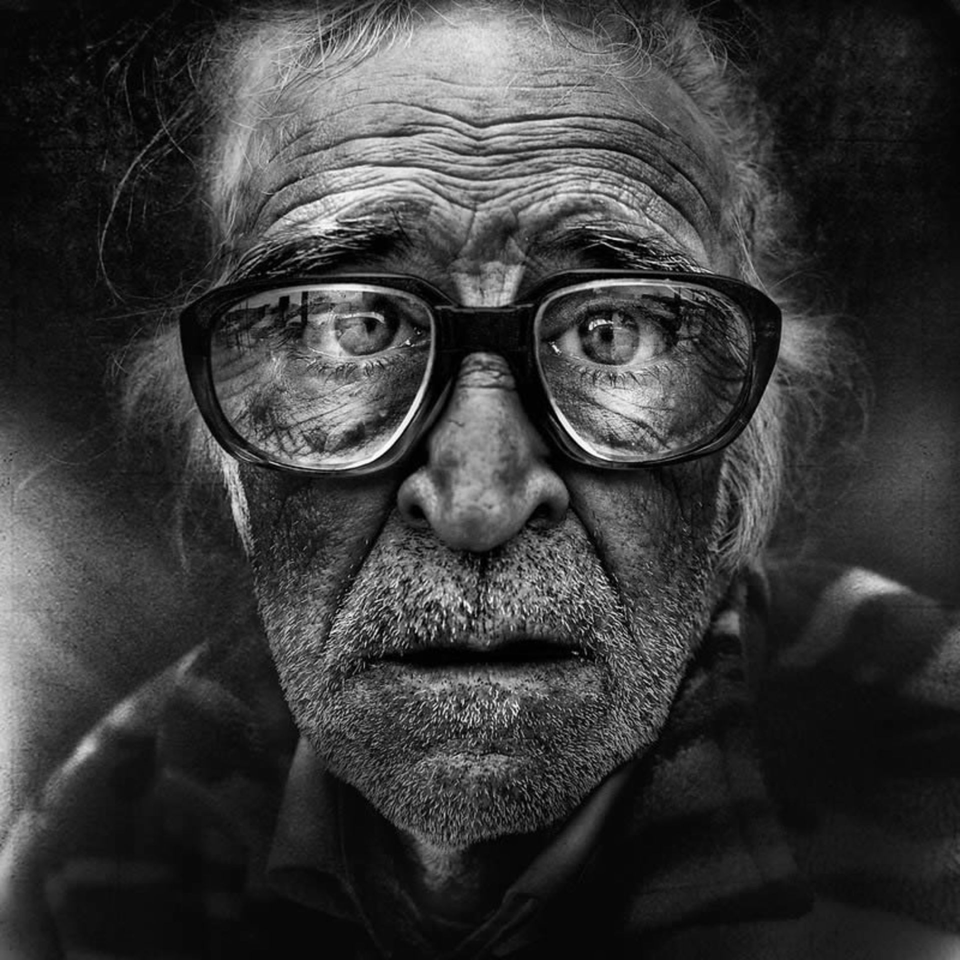 پرتره سیاه و سفید پیرمرد عینکی