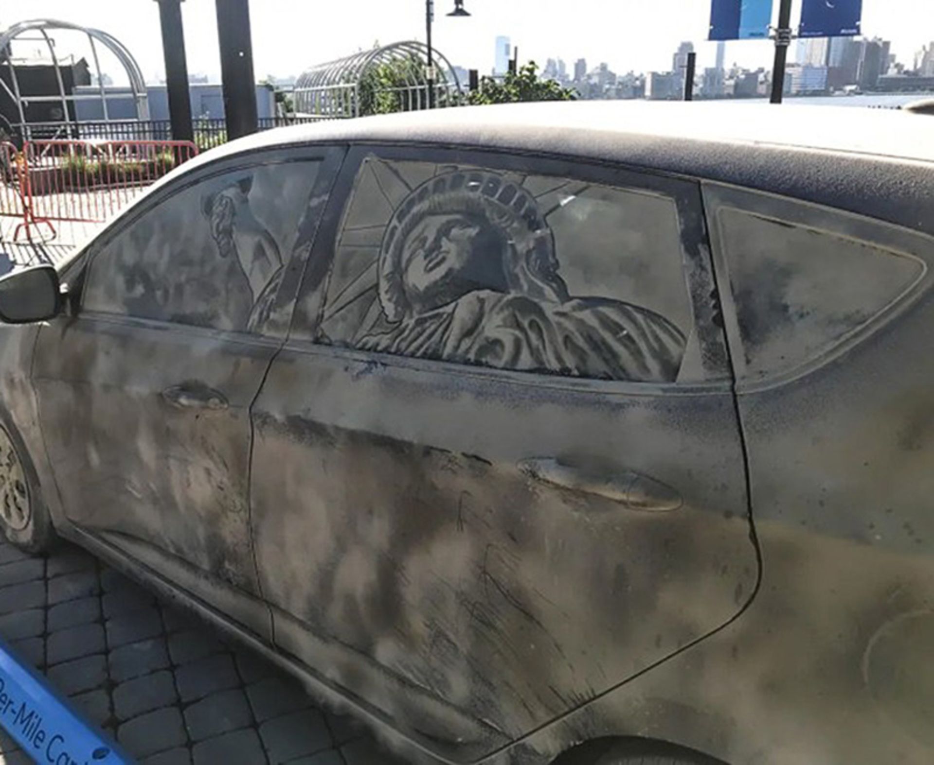 مجسمه آزادی روی خودرو گرد و غبار گرفته 