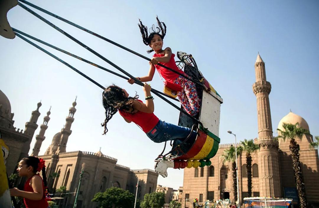 تاب سواری کودکان مصری در روز عید فطر؛ منبع عکس: nationalgeographic.fr؛ عکاس: نامشخص
