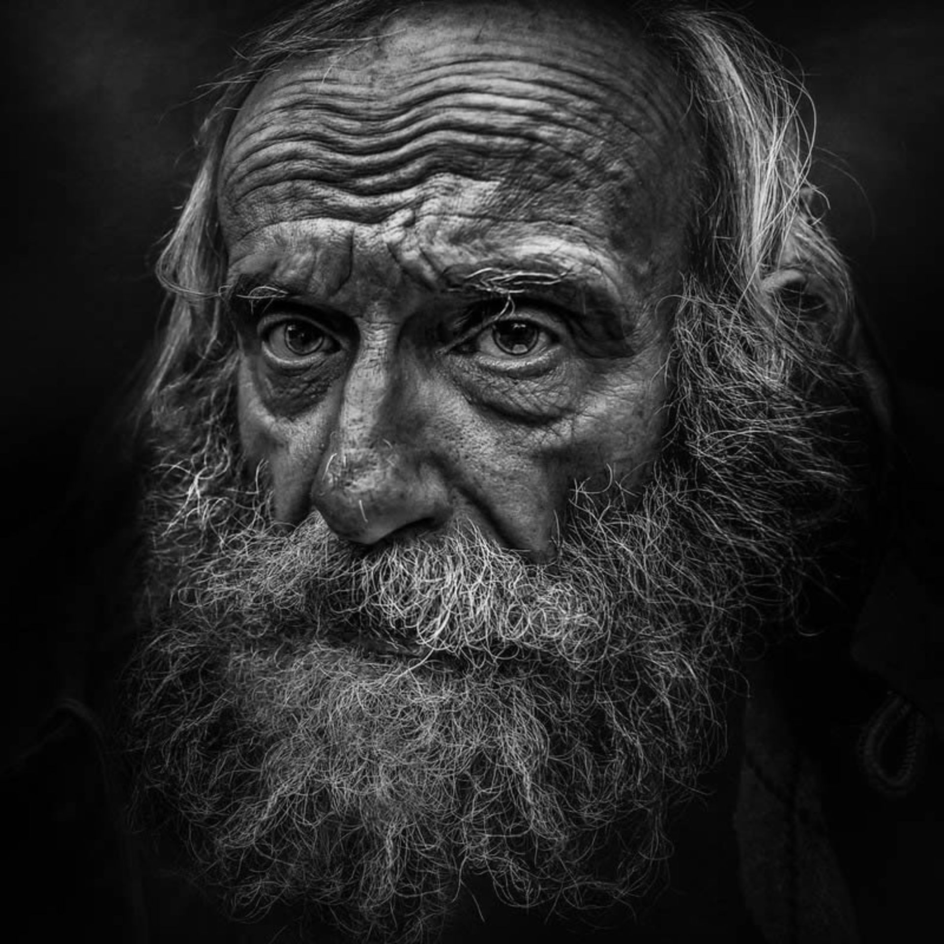 پرتره سیاه و سفید پیرمردی با ریش بلند