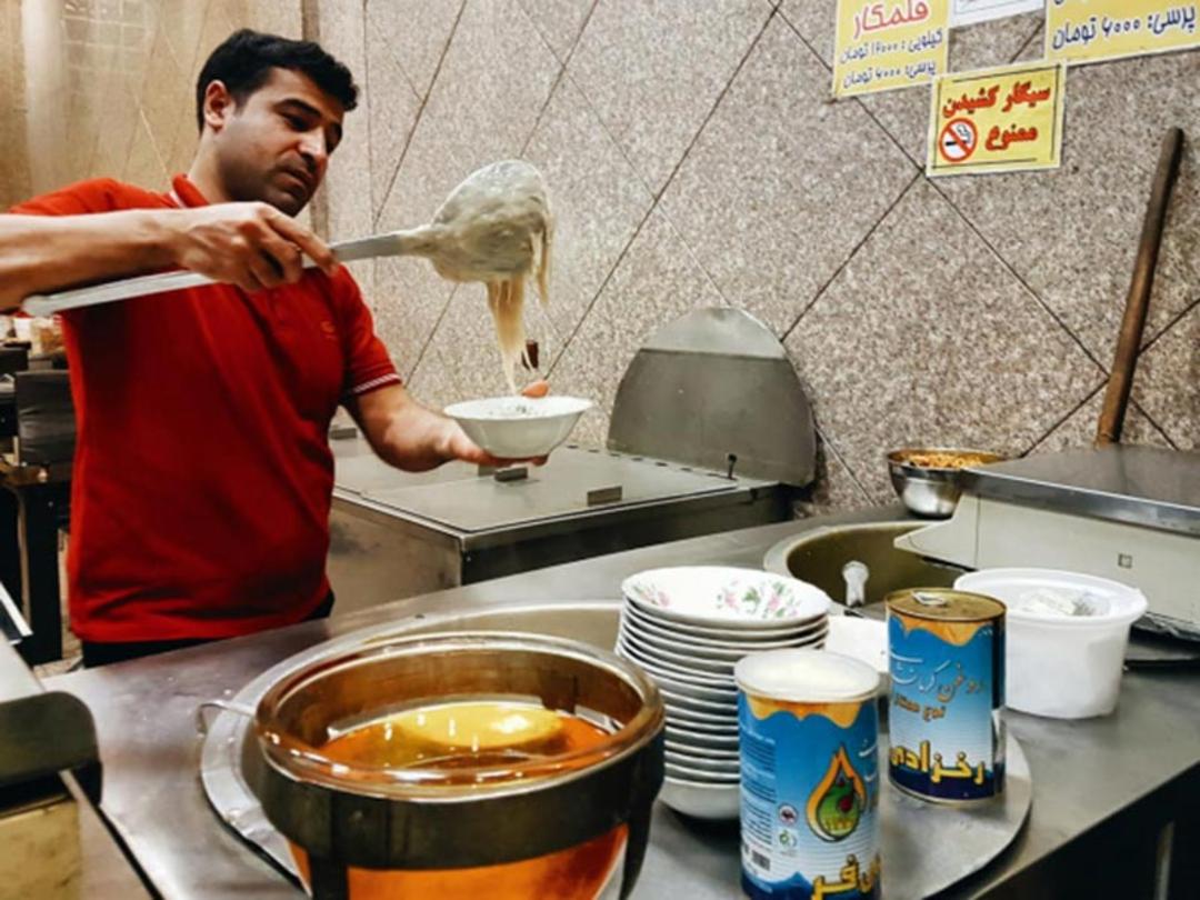 آماده سازی حلیم در آش و حلیم معنوی؛ منبع عکس: گوگل مپ؛ عکاس: A Al