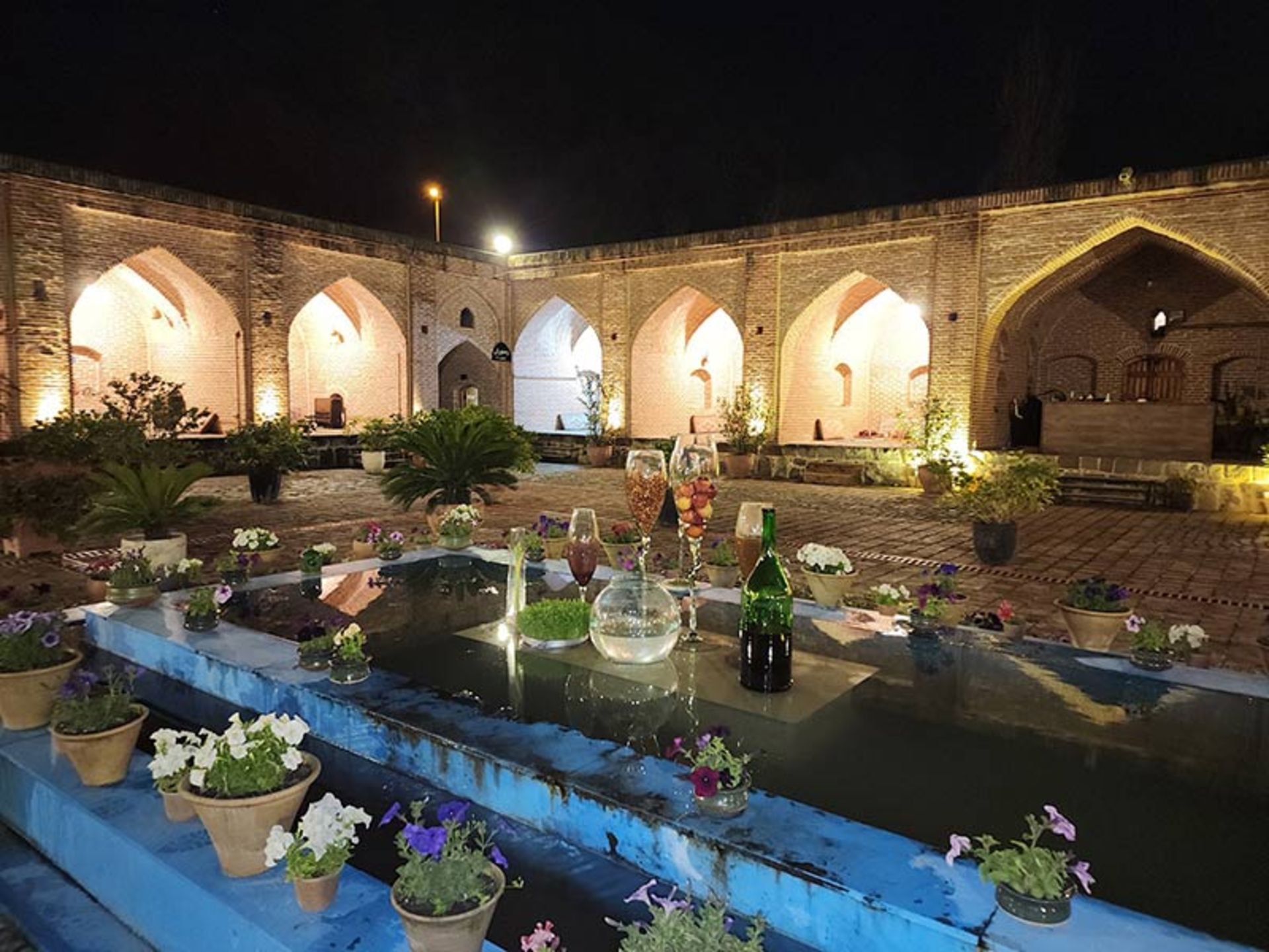 سفره هفت سین در کاروانسرای شاه عباسی رشت؛ منبع عکس: گوگل مپ؛ عکاس: شاهین جوانمردی