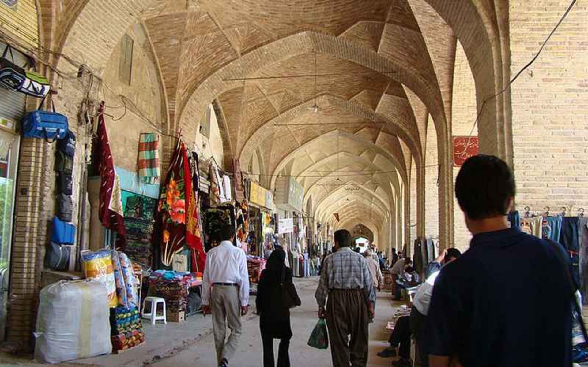 گردشگران در بازار بزرگ کرمان، منبع عکس: ویکی پدیا، عکاس: Nima.m1