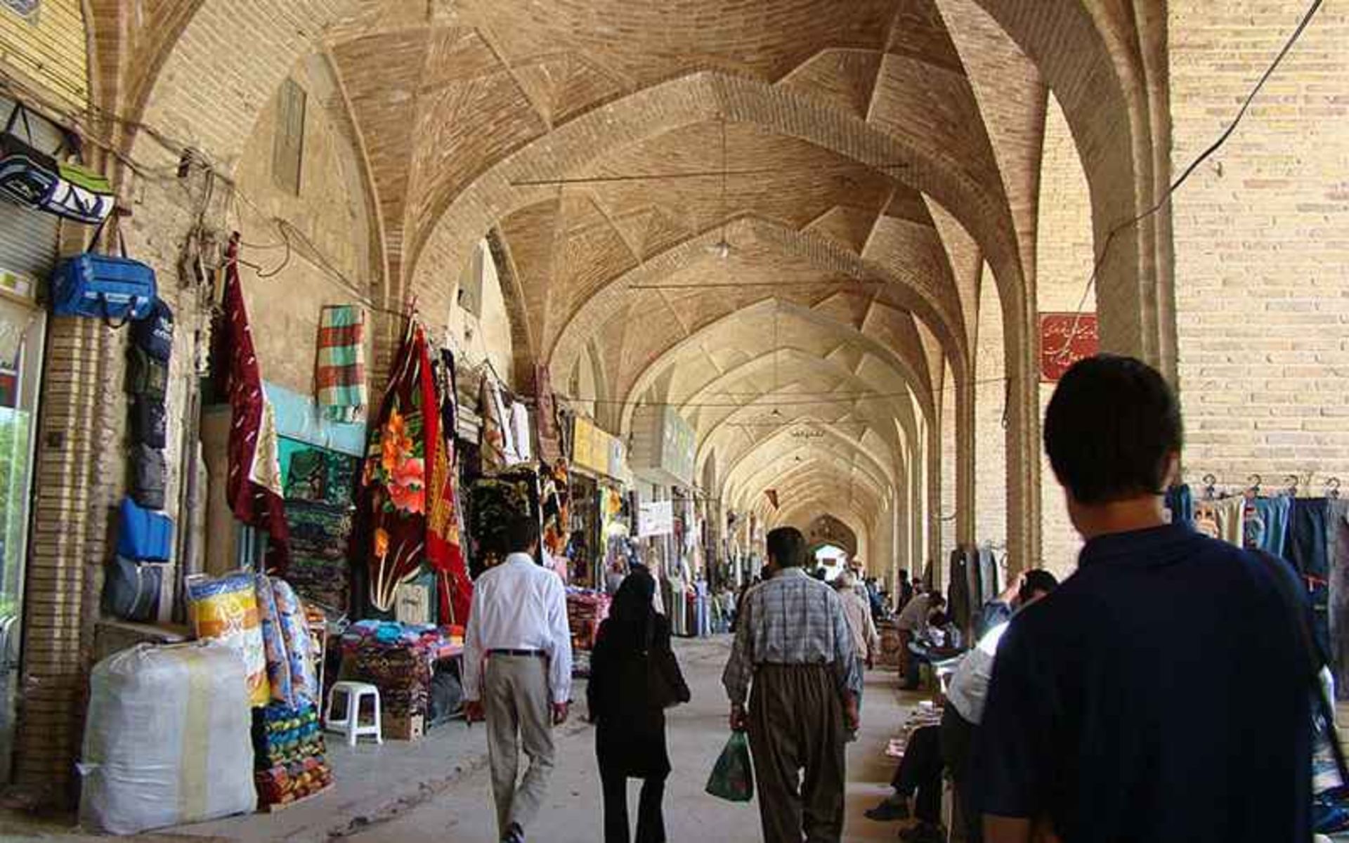 گردشگران در بازار بزرگ کرمان، منبع عکس: ویکی پدیا، عکاس: Nima.m1