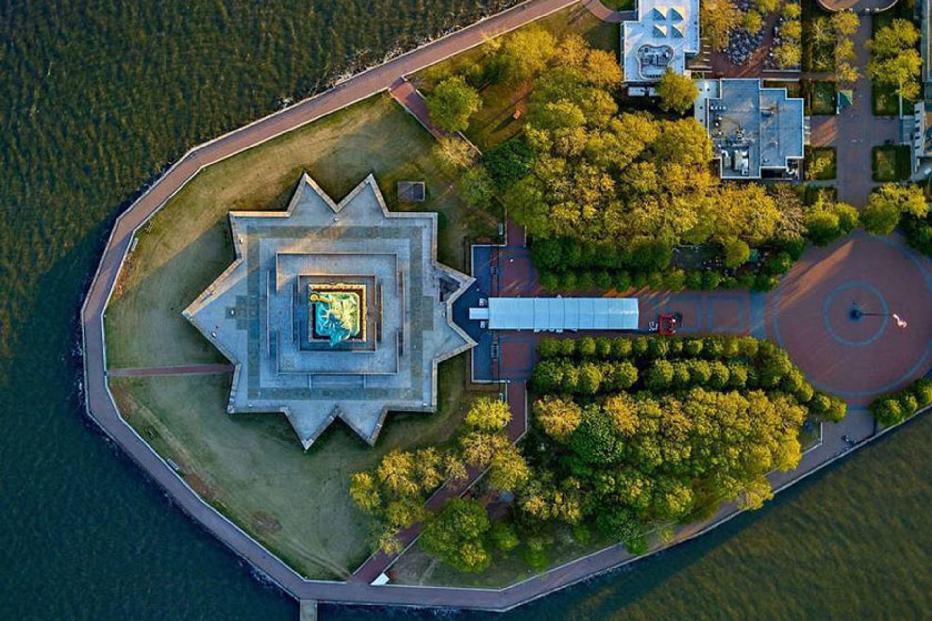 عکس هوایی از لیبرتی آیلند (Liberty Island) در نیویورک