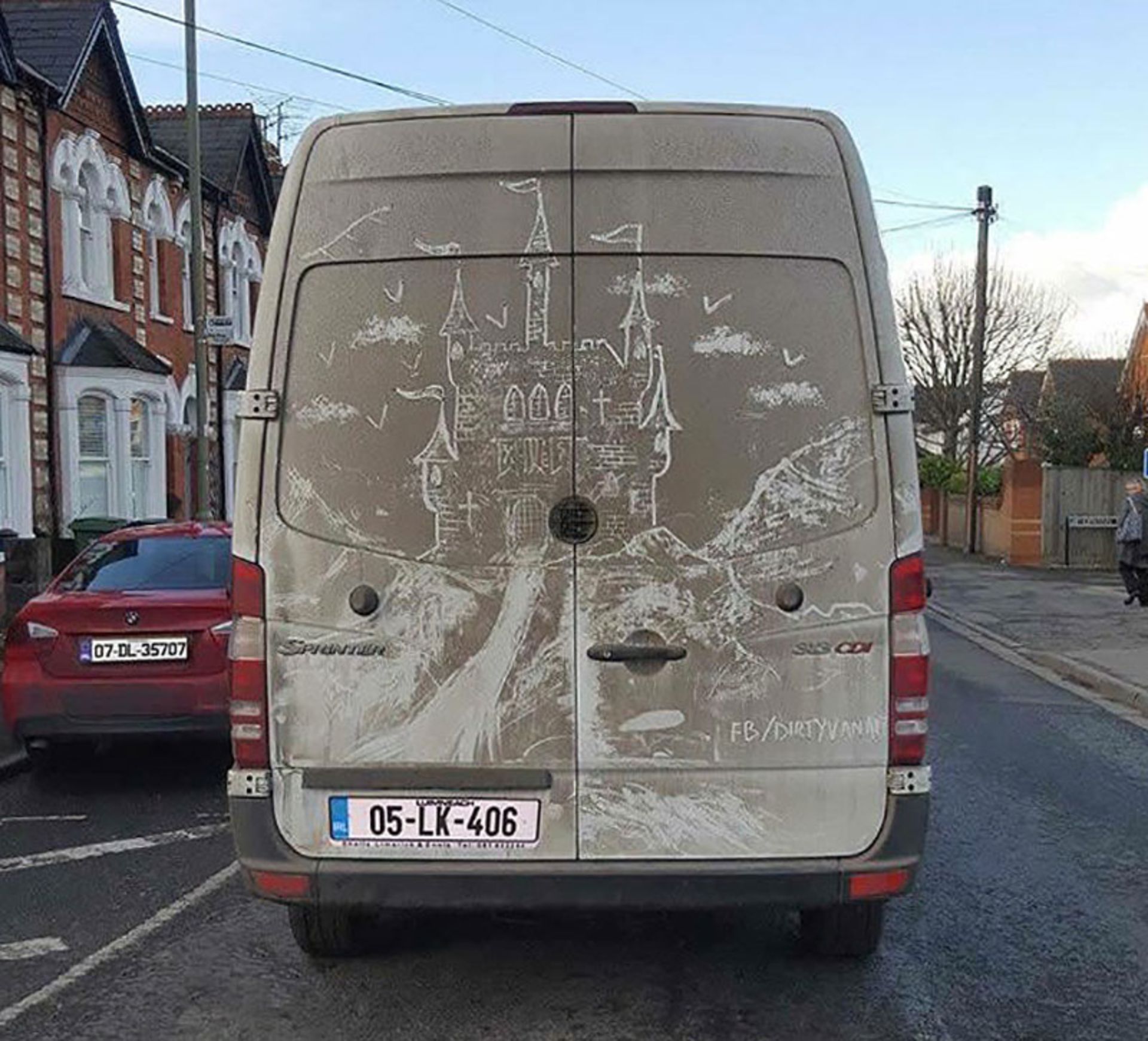 نقاشی یک قلعه روی شیشه کثیف ون