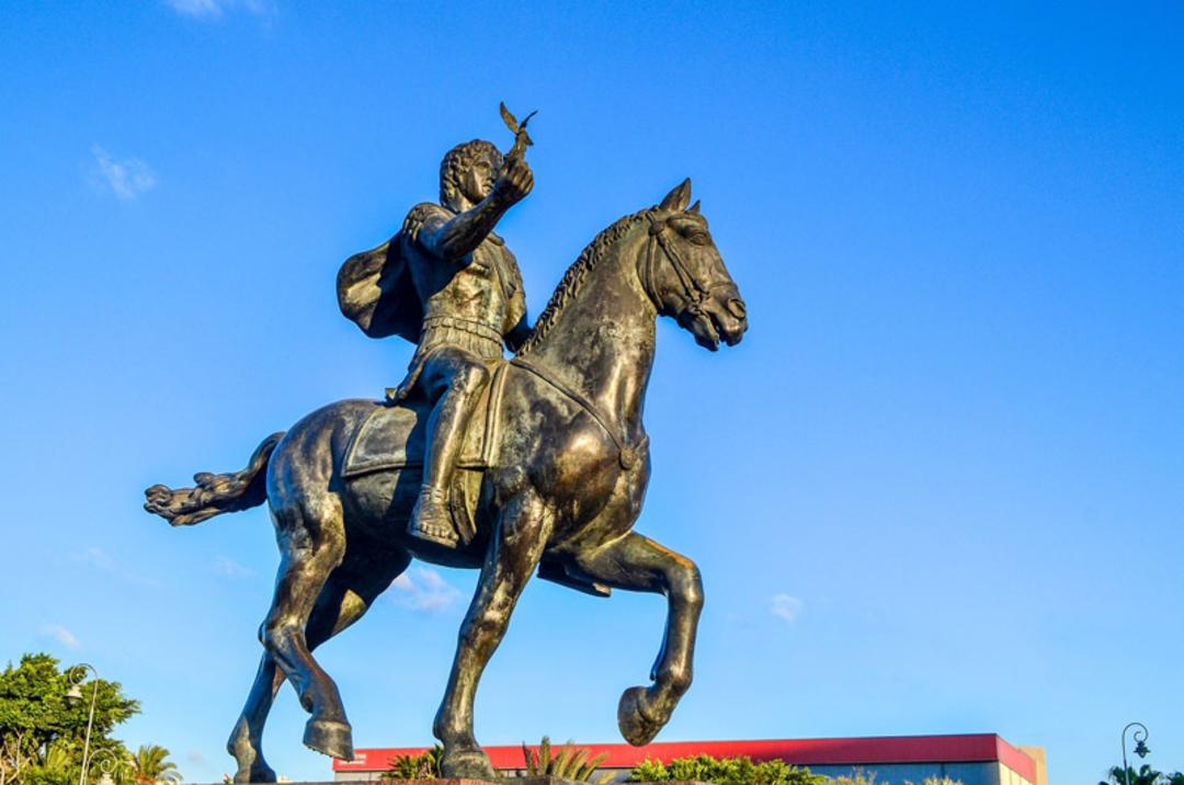مجسمه اسکندر سوار بر اسب در اسکندریه؛ منبع عکس: Equestrian Statues، عکاس: نامشخص