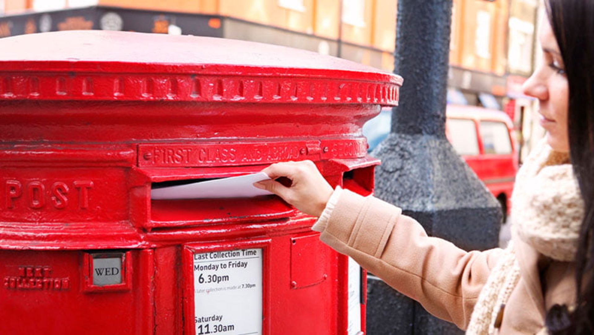 زنی کنار صندوق پست؛ منبع عکس: ofcom.org.uk؛ نام عکاس: نامشخص