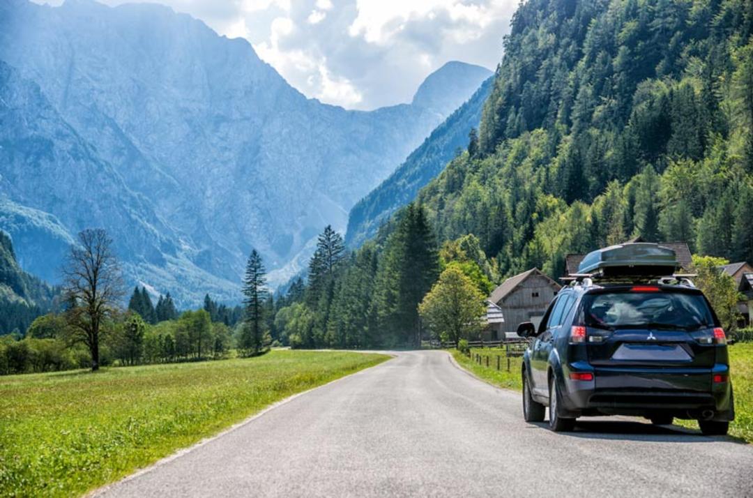 خودرو کنار جاده رو به طبیعت سرسبز؛ منبع عکس: Zest Car Rental، عکاس: نامشخص