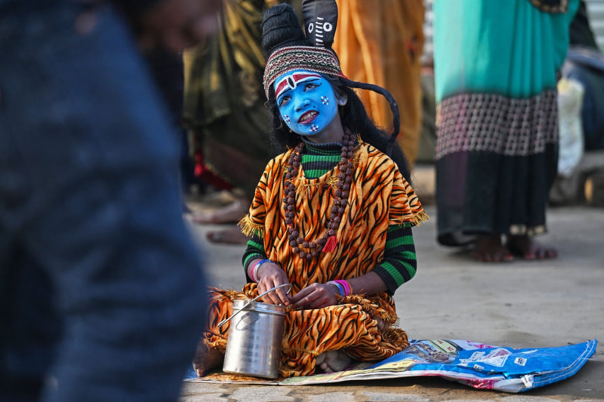 کودکی با لباس شیوا خدای هندو در آستانه جشن سالانه ماها شیواراتری (Maha Shivaratri festival) در هند؛ منبع عکس: theguardian؛ نام عکاس: Punit Paranjpe