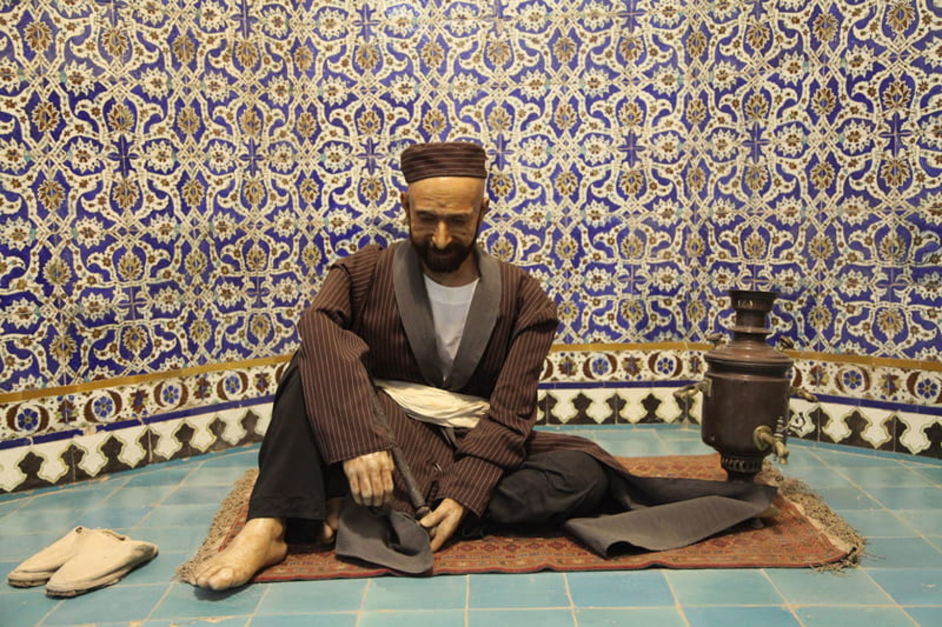 مجسمه مردی کنار سماور در حمام گنجعلی خان کرمان؛ عکاس: محمد شجاعی