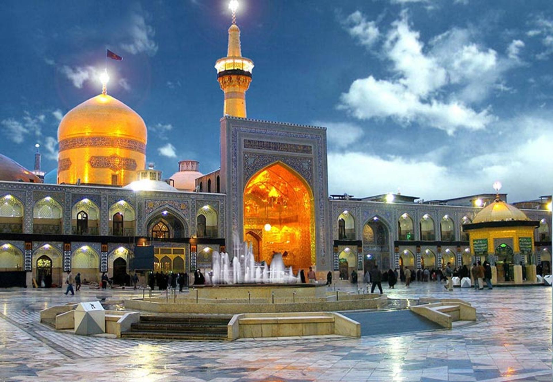 صحن آزادی حرم امام رضا (ع)؛ منبع عکس: hamsafarshim.ir؛ عکاس: نامشخص