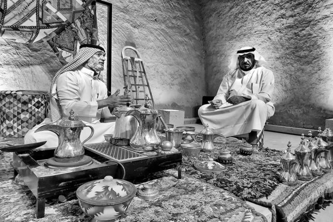 دو مرد عرب کنار میز قهوه خوری