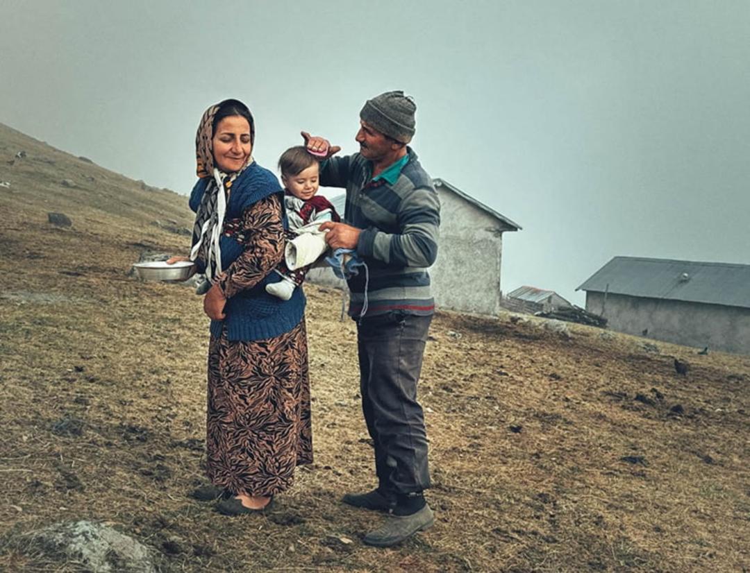زن و مرد روستایی ایرانی با کودک شان