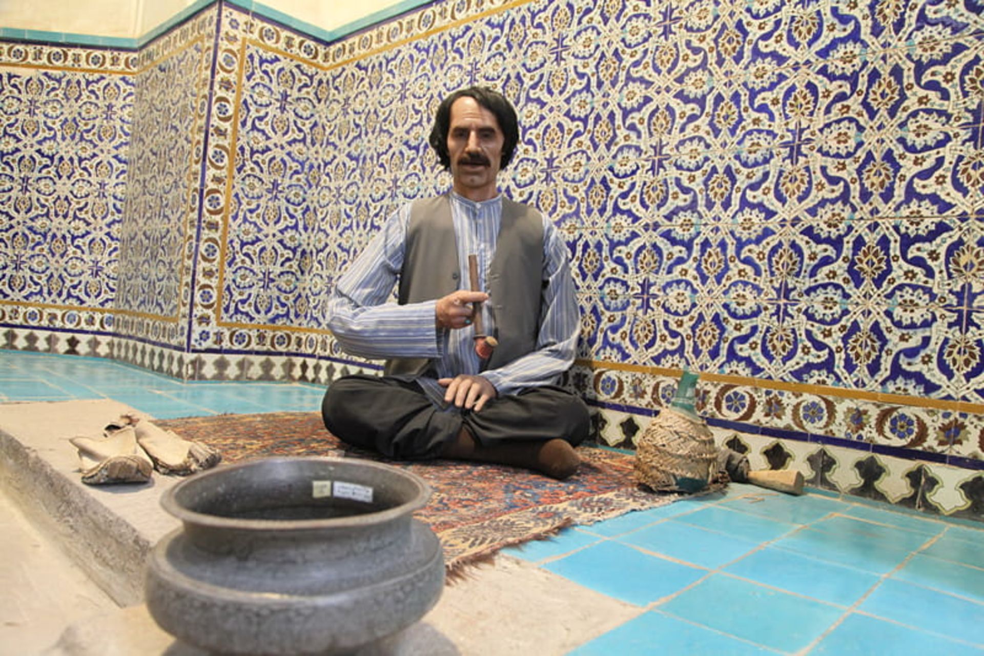 مجسمه مردی با پیپ در حمام گنجعلی خان کرمان؛ عکاس: محمد شجاعی