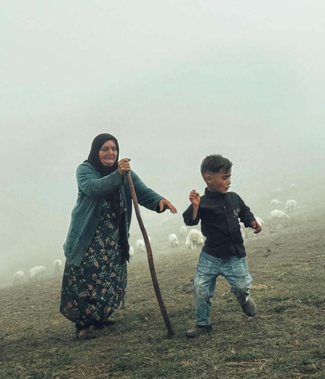 پیرزن روستایی و پسرک ایرانی