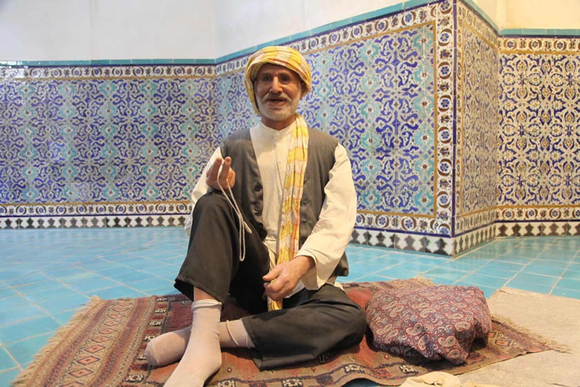 مجسمه مرد تسبیح به دست در حمام گنجعلی خان کرمان؛ عکاس: محمد شجاعی