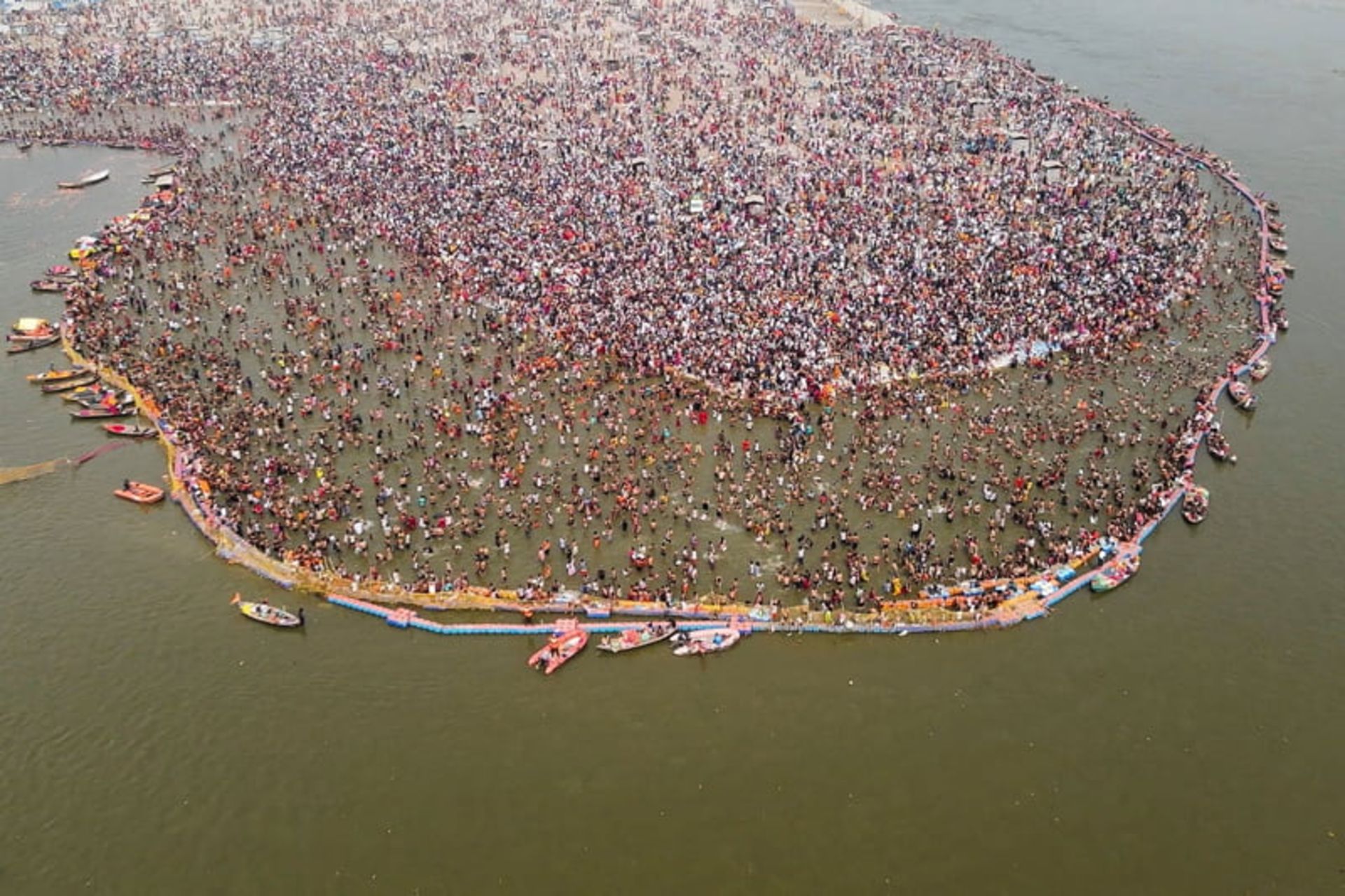 زائران به مناسبت ماها شیواراتری (Maha Shivaratri) در جشنواره ماها کومبه ملا ( Maha Kumbh Mela festival) در سنگام هند؛ منبع عکس: theguardian؛ نام عکاس: نامشخص 