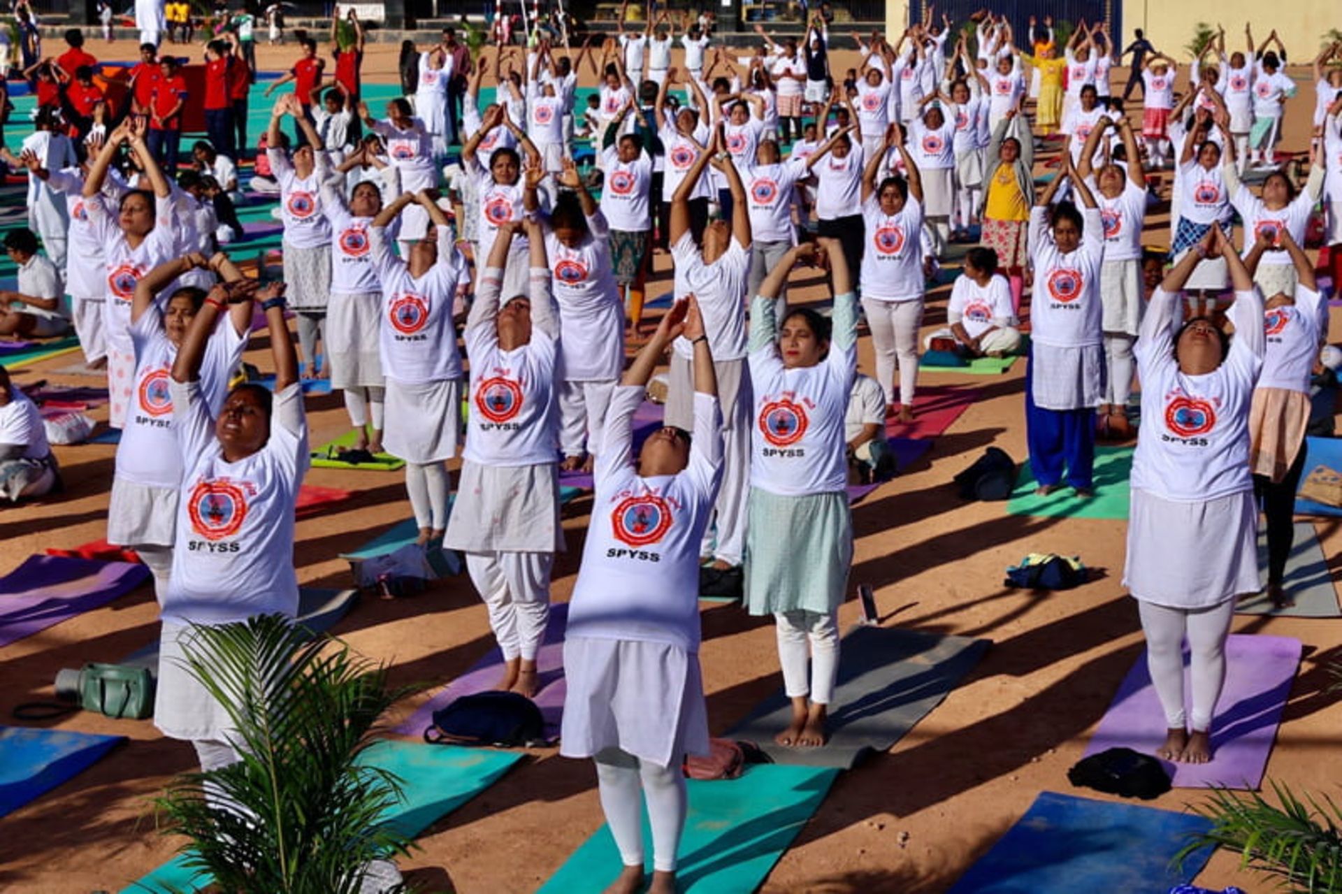 یوگای گروهی در هند توسط دانش‌آموزان مدرسه و علاقه‌مندان به یوگا؛ منبع عکس: theguardian؛ نام عکاس: Jagadeesh Nv