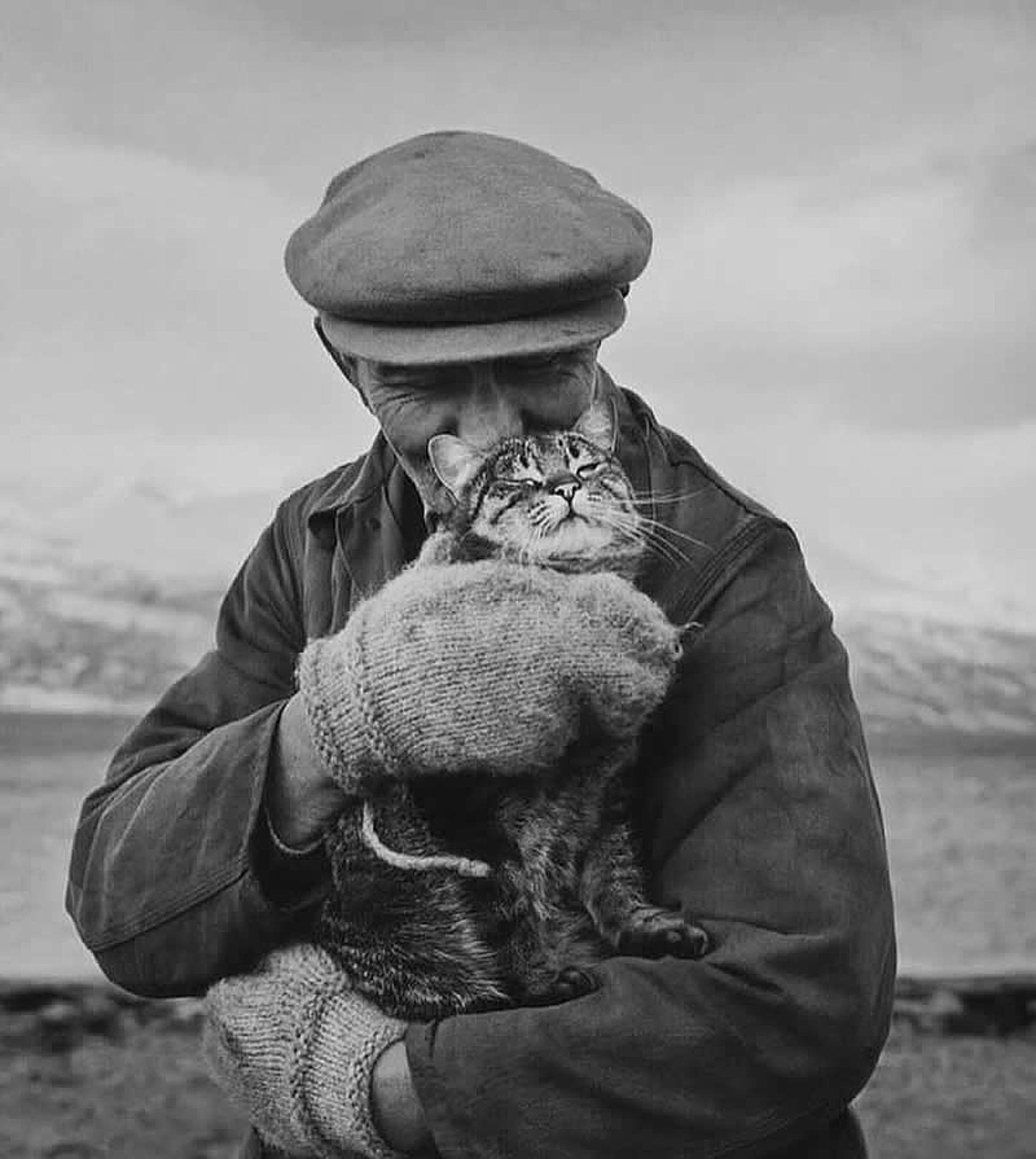 عکس سیاه و سفید از مرد و گربه ای در آغوش