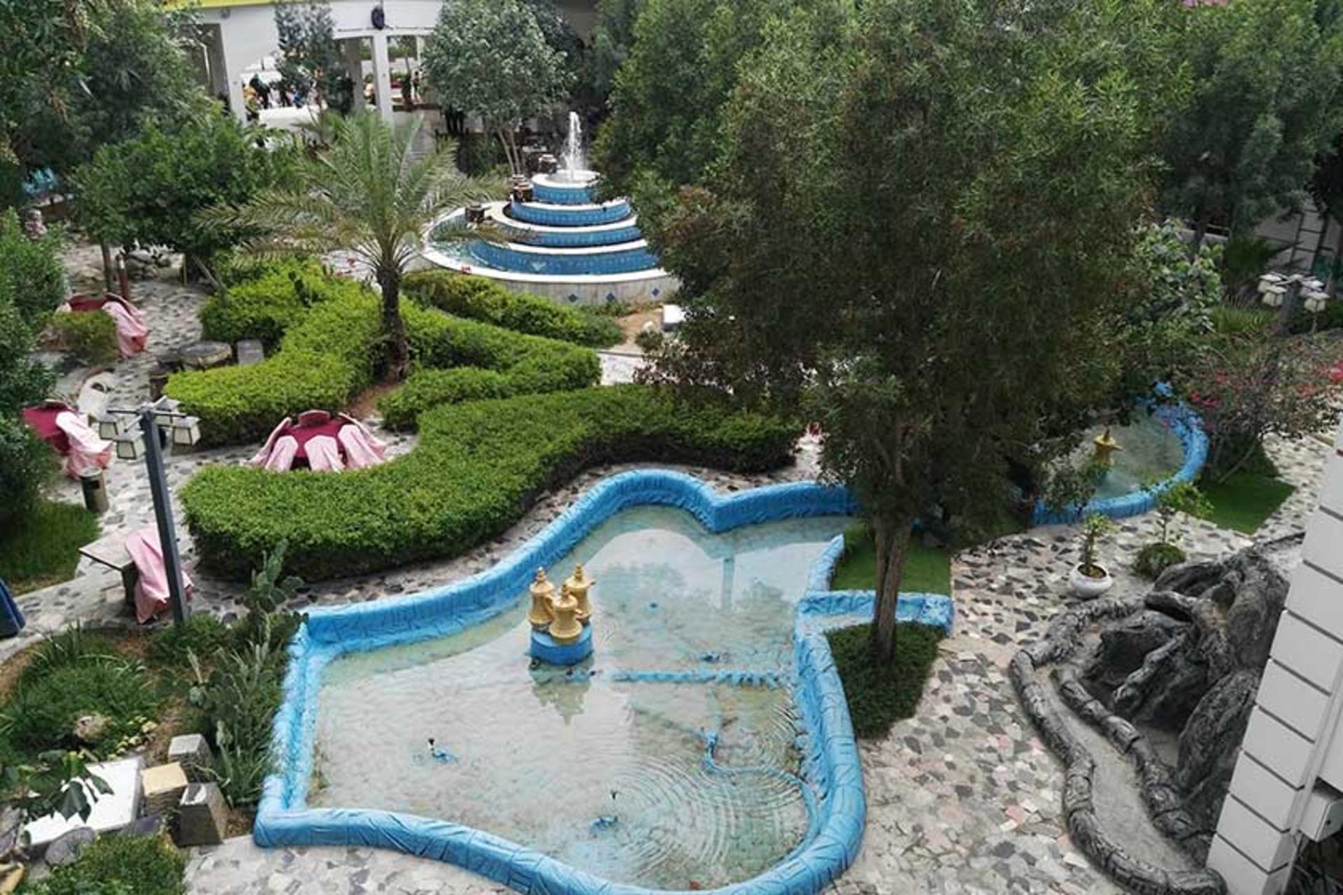 فضای سبز هتل هلیا کیش از نمای طبقه اول هتل؛ منبع عکس: گوگل مپ؛ عکاس: سپهر کرباسیان