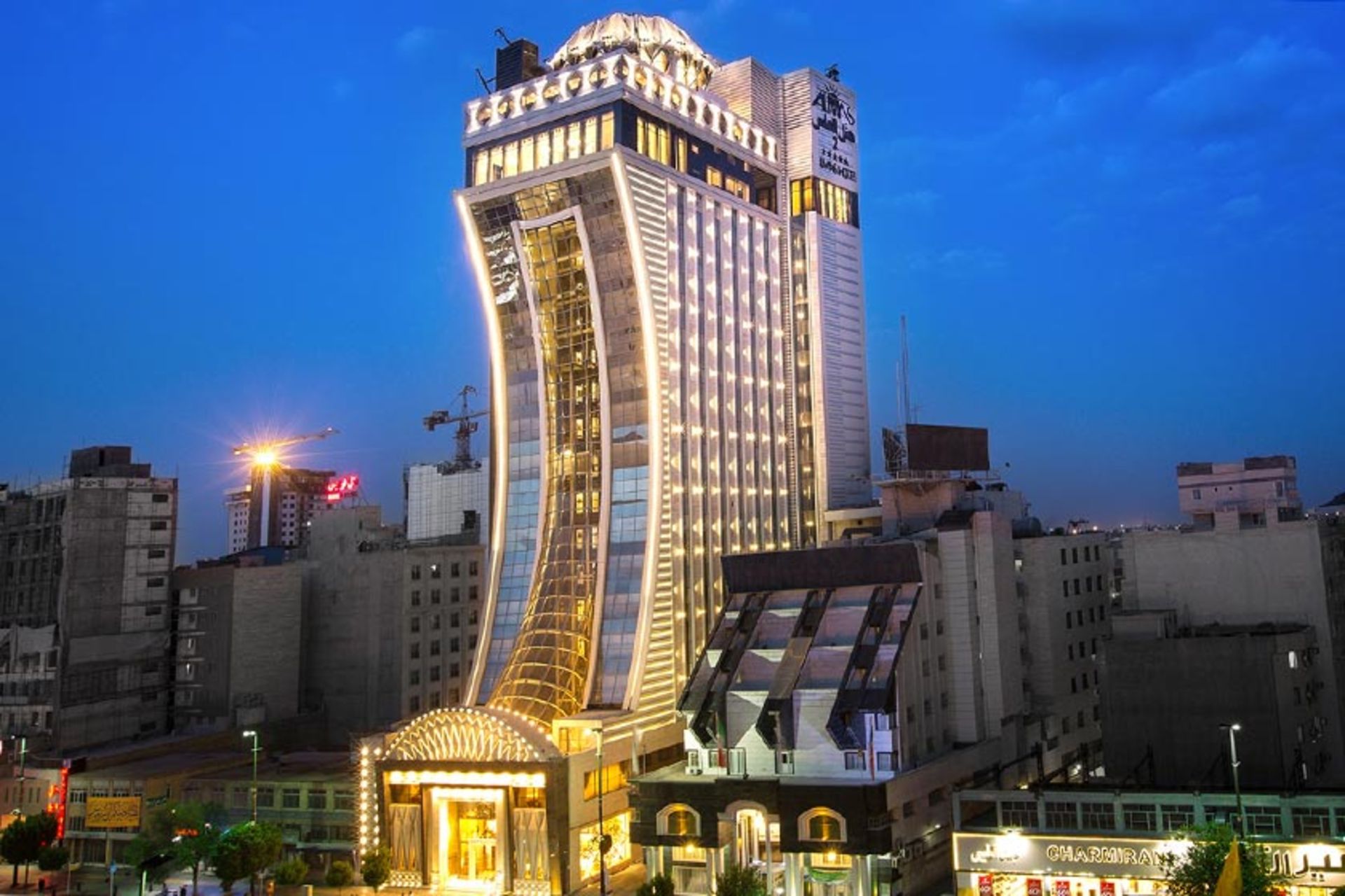 نورپردازی ساختمان هتل الماس دو در شب؛ منبع عکس: سایت هتل الماس دو؛ عکاس: نامشخص