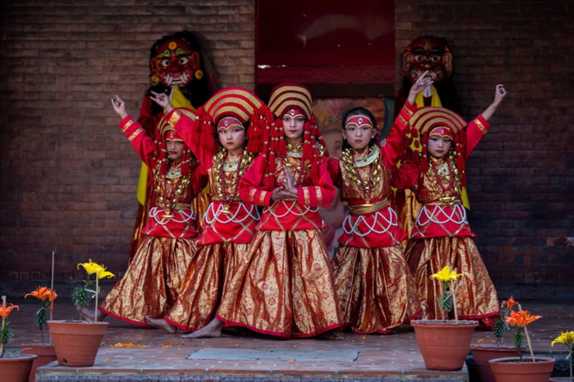 رقص سنتی کودکان در نپال؛ منبع عکس: theguardian؛ نام عکاس:  Niranjan Shrestha