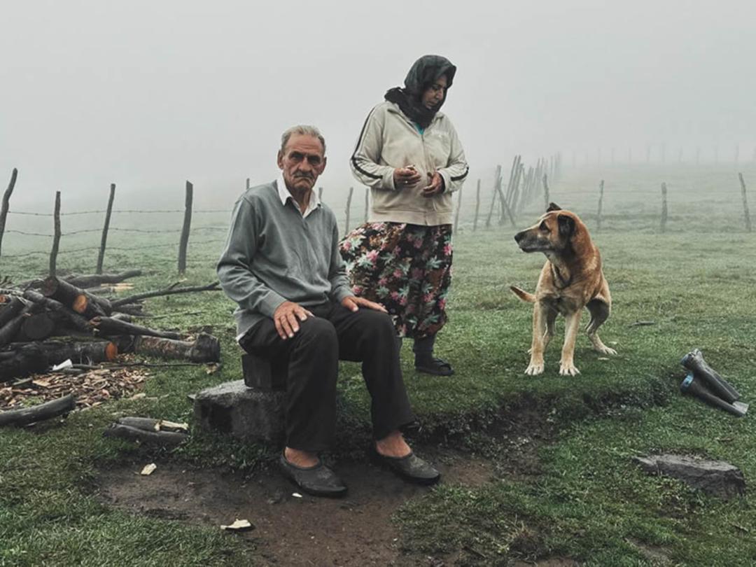 زن و مرد روستایی ایرانی کنار سگ گله