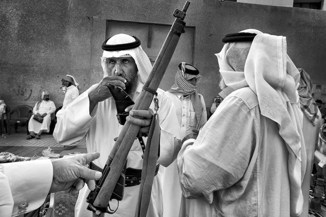 مرد عرب با تفنگ