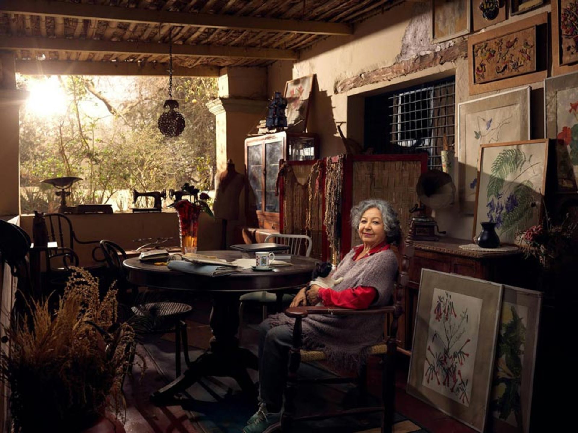 زن نقاش سنتی در پرو؛ منبع عکس: hasselblad.com؛ عکاس: ROMAN JEHANNO